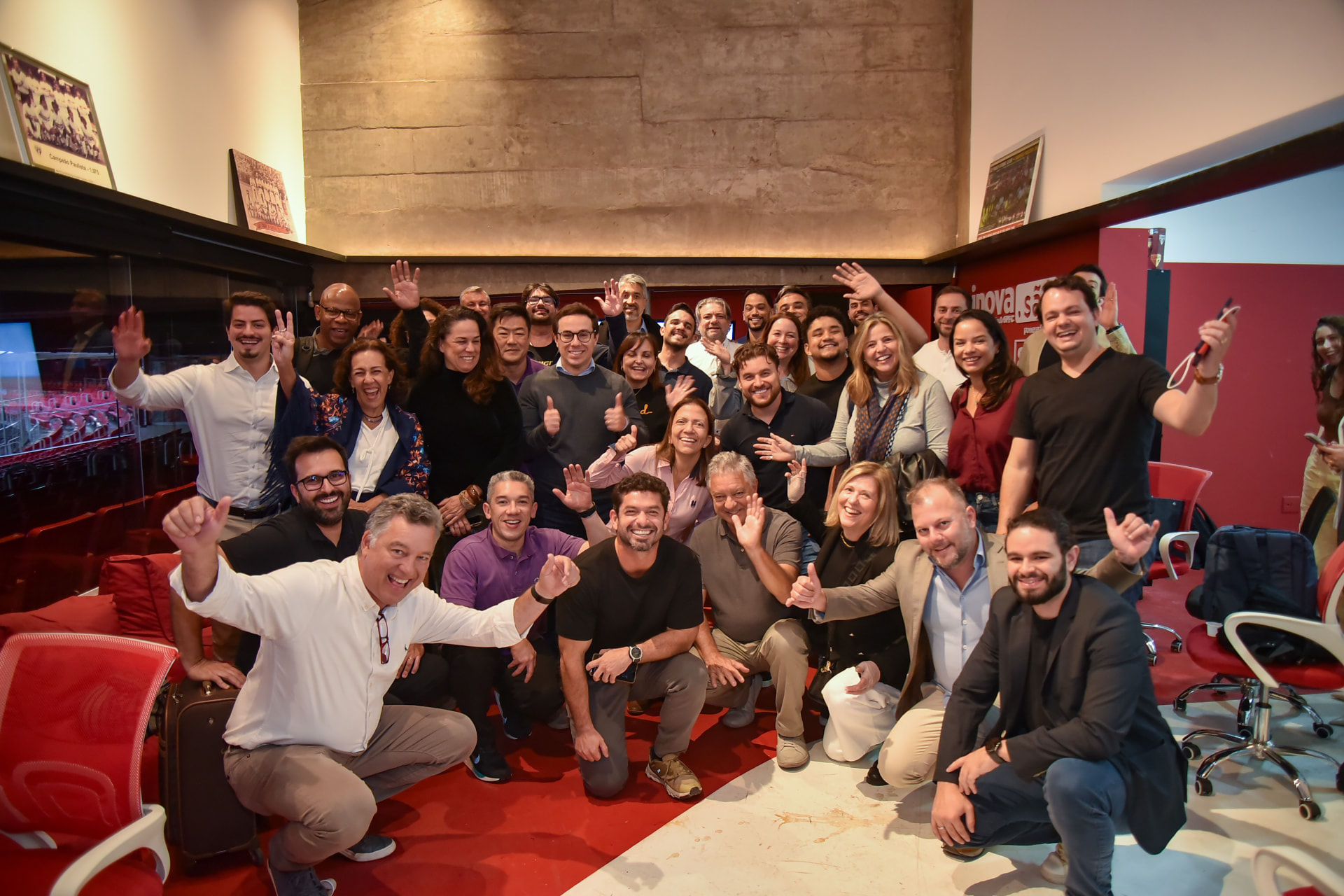 Grupo de fundadores, executivos e investidores comemorando após encontro da FCJ