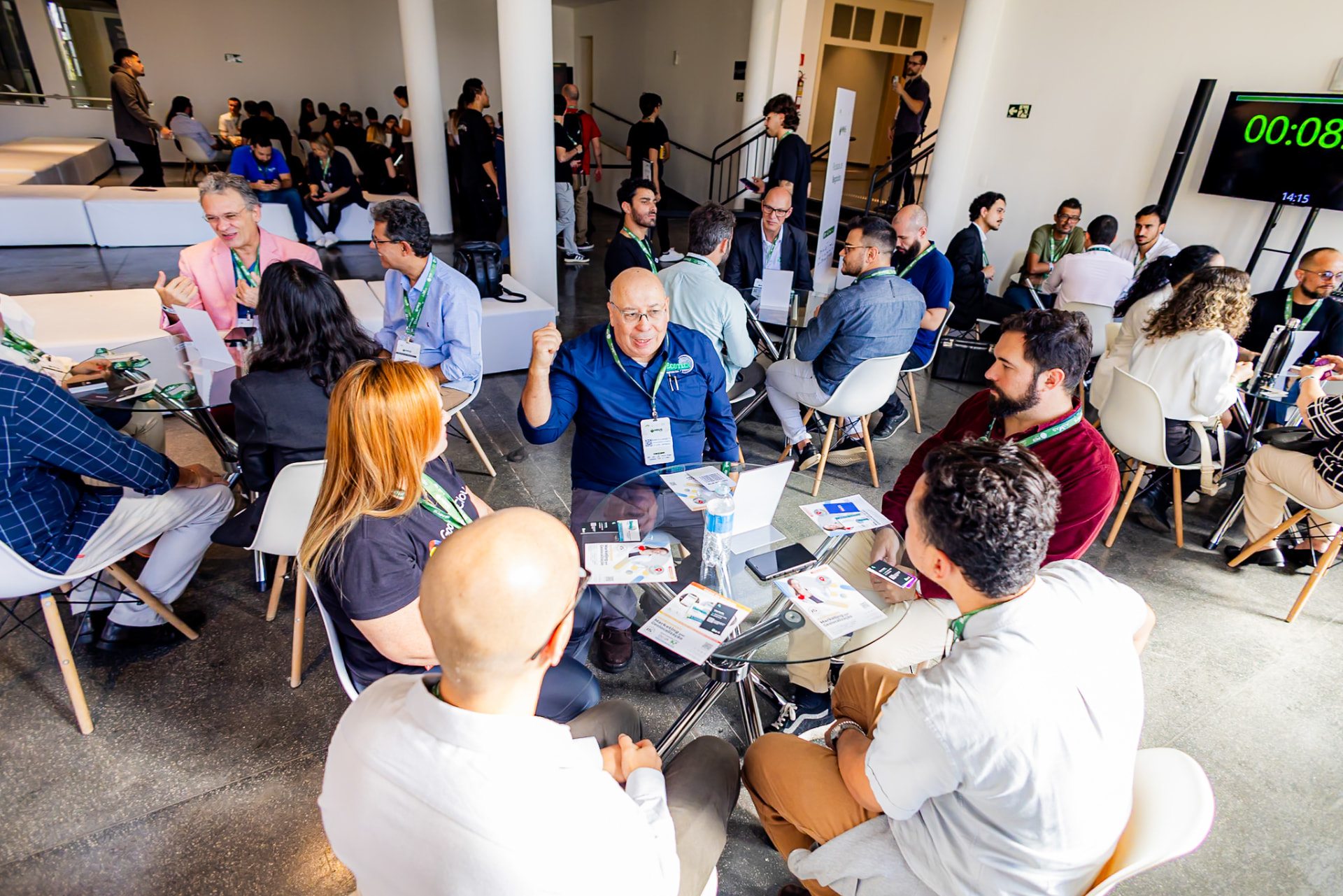 Empreendedores e executivos conversando em uma rodada de negócios da FCJ